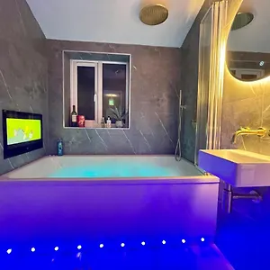 Apartment Coastline Retreats: Beachside Luxury With Jet Bath & Entertainment, Bournemouth